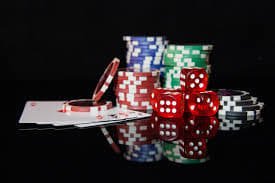 live casino dealer နှင့်အတူ baccarat roulette တိုက်ရိုက် ကစားနေသောပုံ